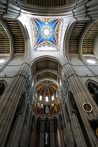 马德里阿尔穆德娜大教堂内部高清图片