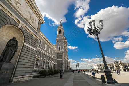 蓝天百元西班牙马德里阿尔穆德娜大教堂背景
