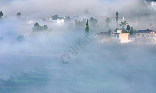 巴山蜀水云雾缭绕的凤堰古梯田背景