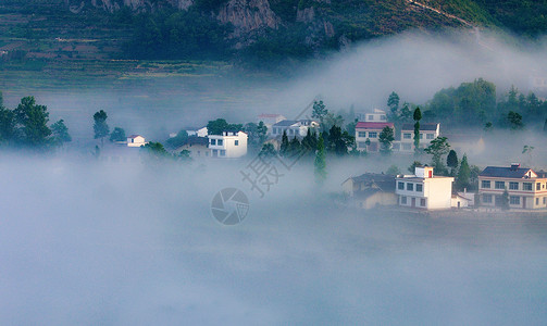 觉巴山云雾缭绕的凤堰古梯田背景