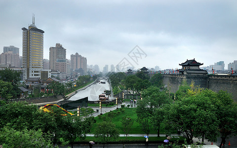 西安明城墙雨雾城河高清图片