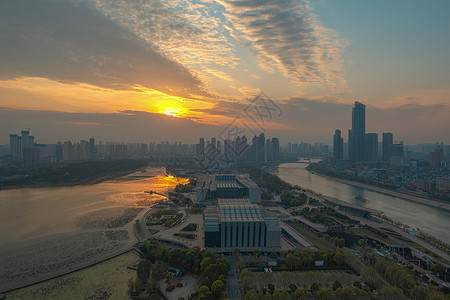 夕阳落日下的城市地标建筑群图片