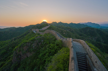 日出下的金山岭长城背景图片