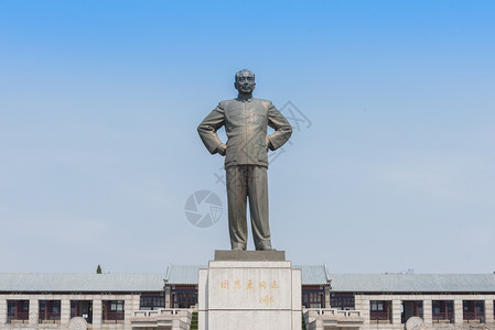 莱芜战役纪念馆周恩来雕像背景