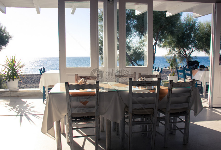 希腊圣托里尼爱琴海边餐厅布置图片