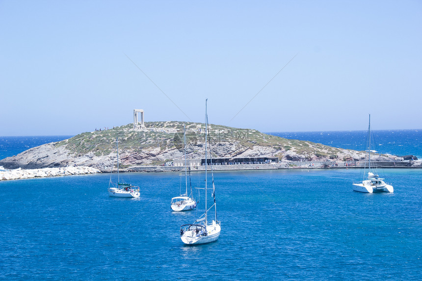 希腊圣托里尼内湾的船只图片