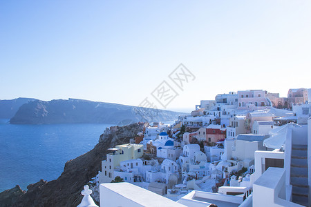希腊圣托里尼悬崖上的白色房子高清图片