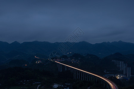 周家山大桥夜景桥梁车轨图片