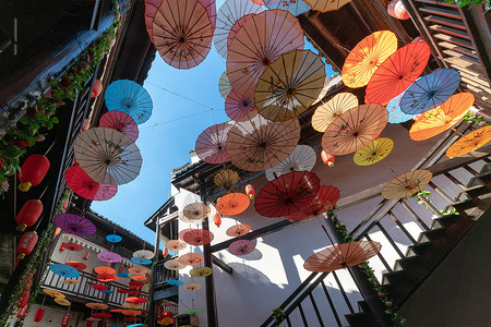 美化挂满日式雨伞的民宿酒店背景