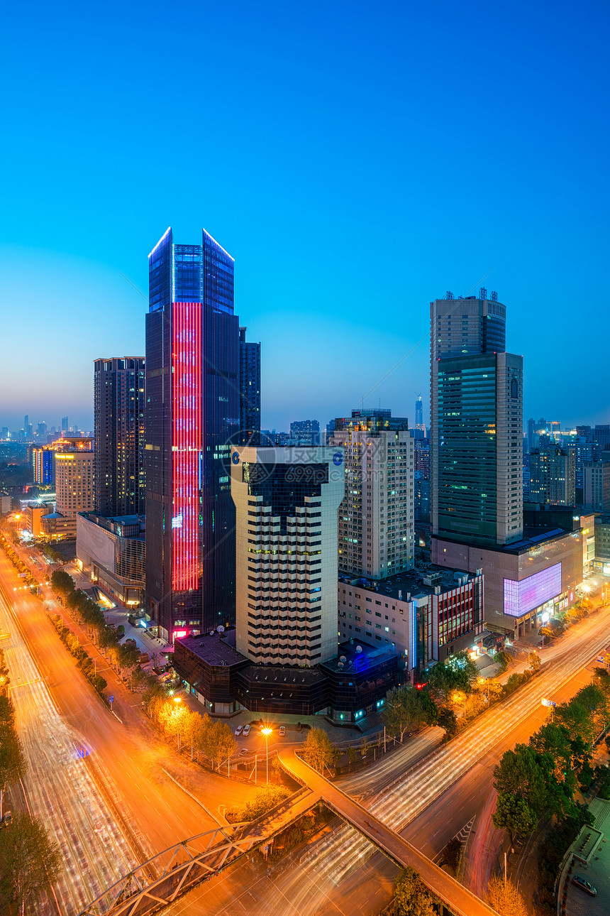 繁华都市十字路口夜景图片