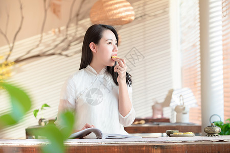 古风美女吃桂花糕背景图片