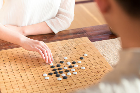 黑白棋下棋手部特写背景