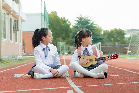 小学生操场弹琴背景图片