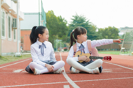 小学生操场弹琴背景图片