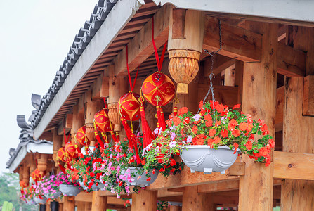 民族特色背景长廊悬挂的盆栽和绣球背景