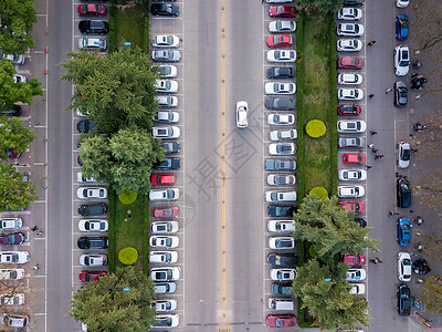 停车场汽车天线高清图片