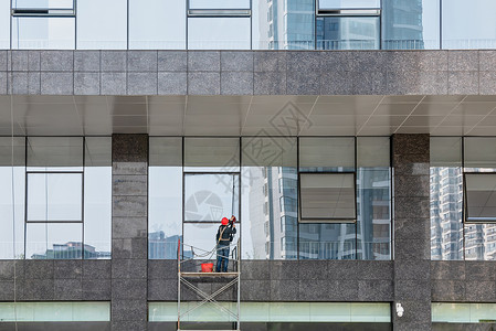 玻璃风51劳动节背景户外劳动的清洗幕墙的工人背景