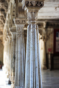 印度乌代布尔城市王宫大理石柱子背景图片