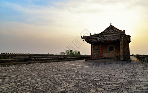 富义仓城墙上的建筑背景