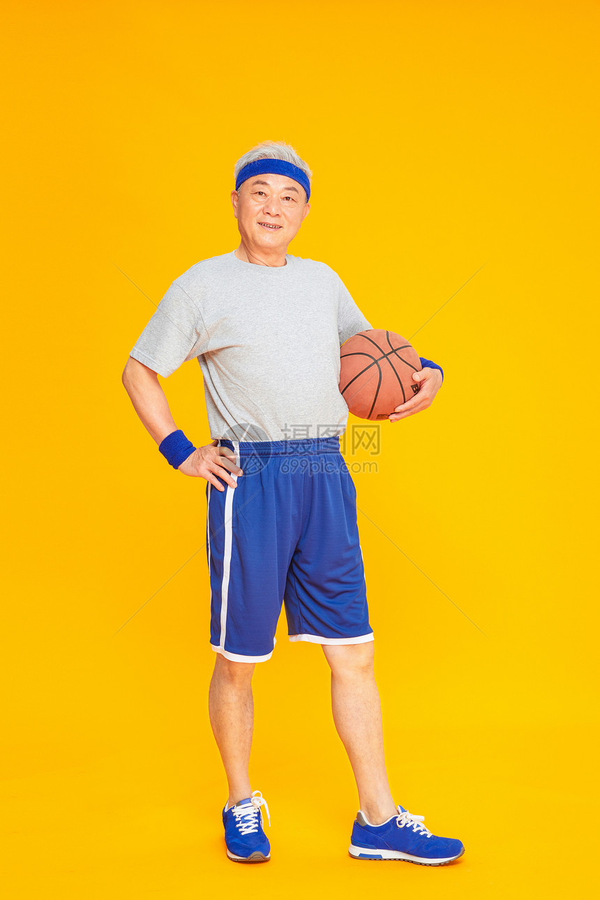 老人运动篮球图片
