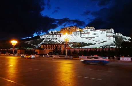 西藏拉萨布达拉宫夜景背景图片