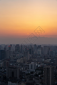 成都市区远看青城山日落背景