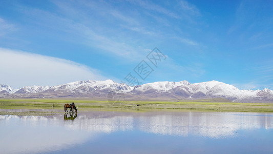 新疆巴音布鲁克雪山倒影图片