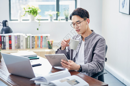 年轻男士休闲办公高清图片