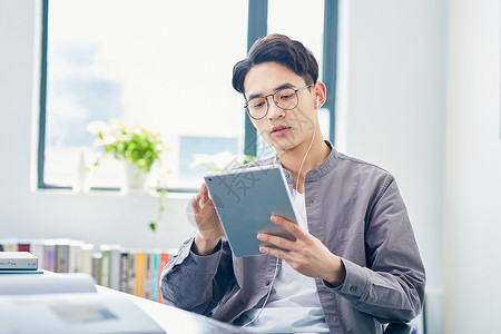 年轻男士休闲办公高清图片