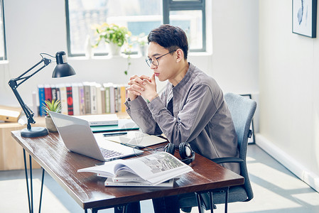 手模男年轻男设计师办公背景