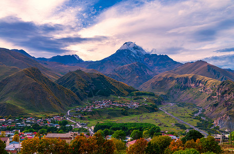 卡兹别吉峰格鲁吉亚卡兹别吉村庄景色背景