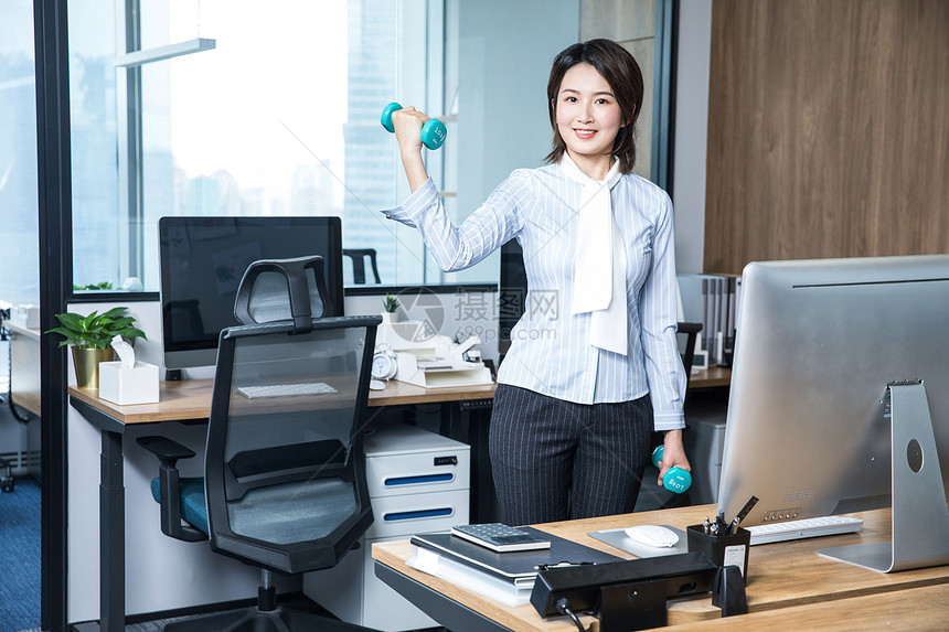 女性工作办公室锻炼哑铃图片