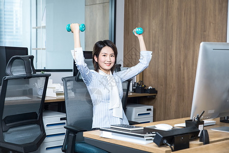 女性工作办公室锻炼哑铃图片