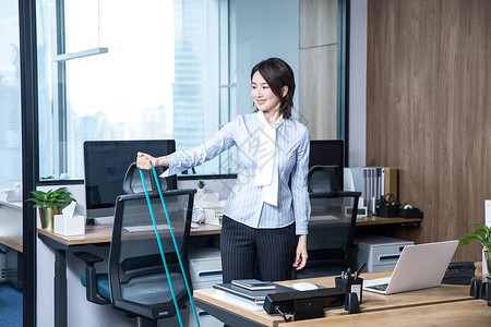 女性办公室锻炼弹力绳图片