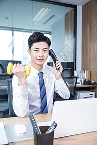 男性办公室电话锻炼哑铃图片