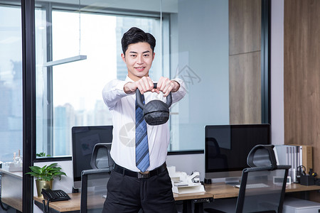 男性办公室锻炼壶铃图片