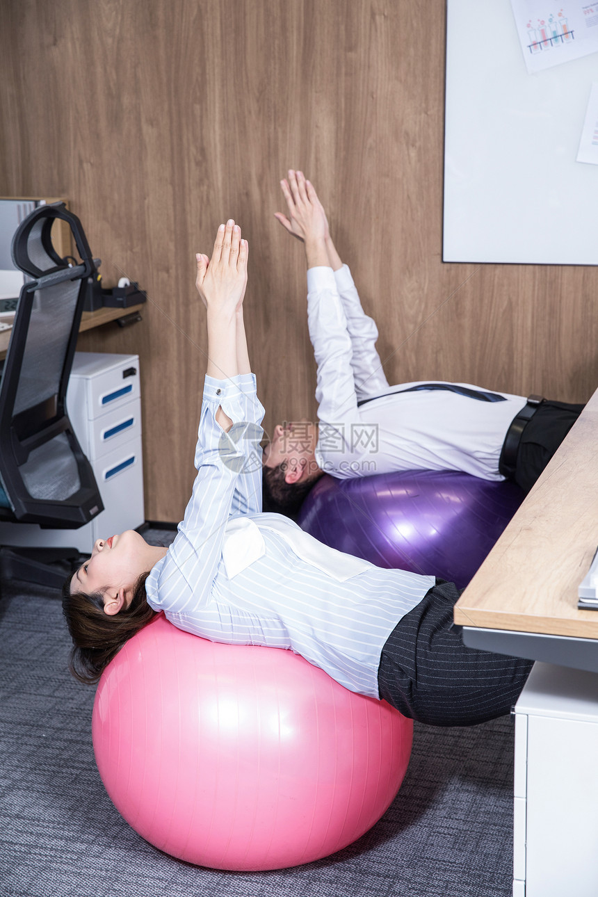 办公室锻炼健身瑜伽图片