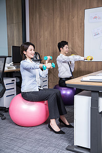 办公室锻炼瑜伽哑铃图片