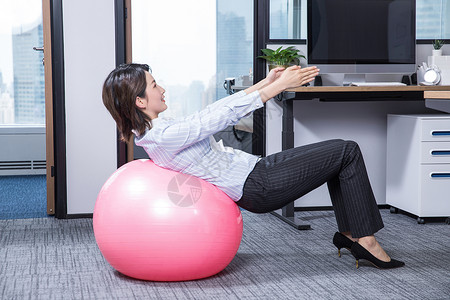 女性办公室锻炼瑜伽图片