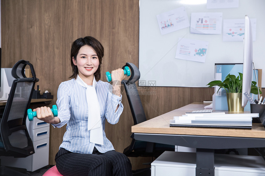 女性办公室健身哑铃瑜伽图片