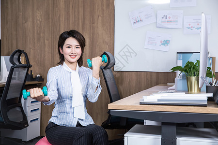 女性办公室健身哑铃瑜伽图片