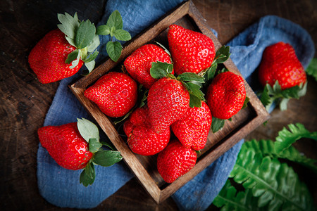 草莓盒子里草莓高清图片