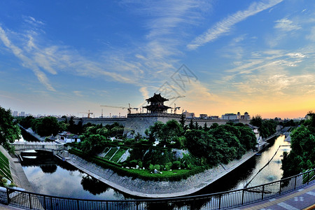 古建筑夕阳城河高清图片