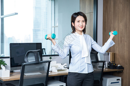 女性办公室健身哑铃图片