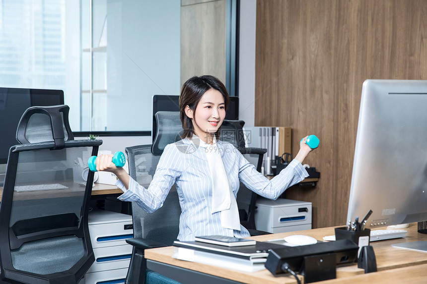 女性办公室锻炼哑铃图片