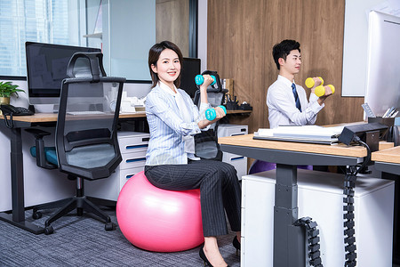 办公室锻炼瑜伽球哑铃高清图片