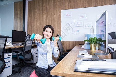 女性办公室瑜伽球哑铃图片