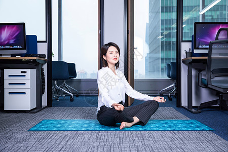 女性办公室瑜伽图片