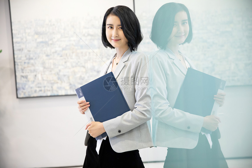 职场美女手持文件夹图片