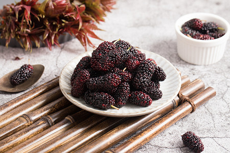 新鲜的桑葚黑莓果实高清图片